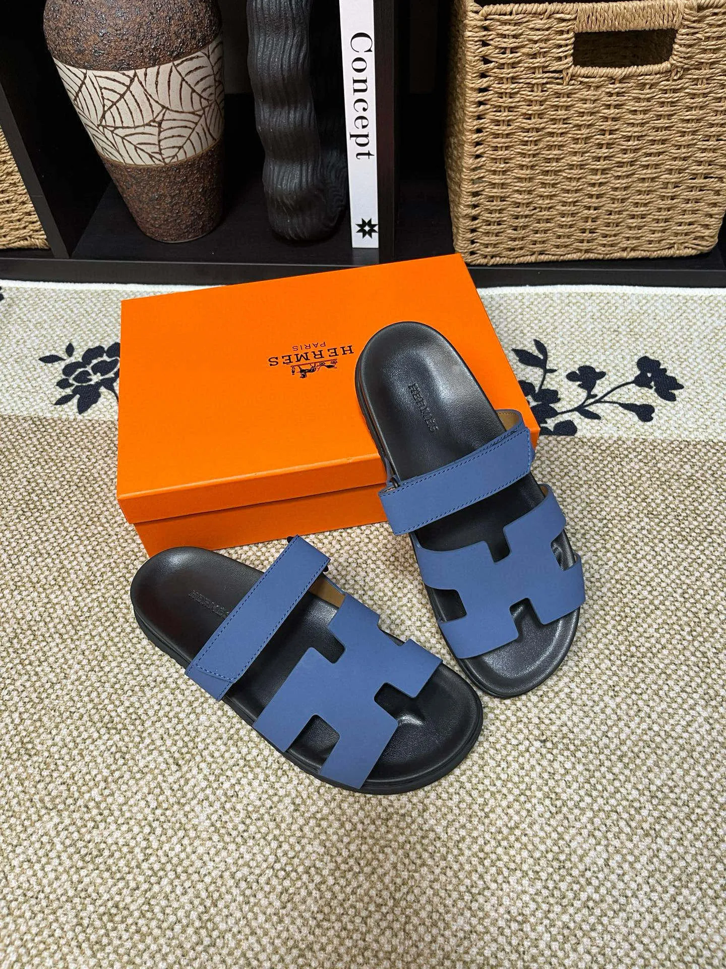 Factory price: 340💰Long-term availability Hermes men's Kazimir slippers for couples - top quality, Hermès woven calfskin functional sandals. The interwoven upper inspired by the "H" iconic pattern creates a casual look, which can be said to be a good companion for summer. Imported cowhide + cowhide lining + TU men's shoes💰Outsole Size: 35-46
